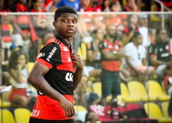 Lincoln faz 1º jogo pelo Flamengo no ES e família vai ao delírio