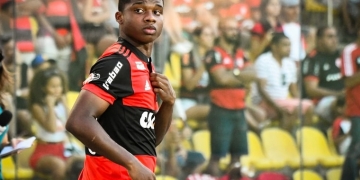 Lincoln faz 1º jogo pelo Flamengo no ES e família vai ao delírio