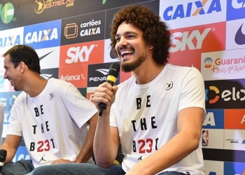 Antes do Jogo das Estrelas, Marcelinho zoa Varejão: "Volta movimentou mercado de perucas"