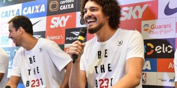 Antes do Jogo das Estrelas, Marcelinho zoa Varejão: "Volta movimentou mercado de perucas"