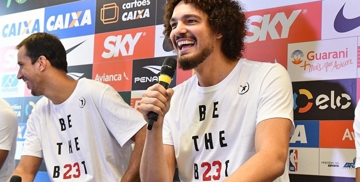 Antes do Jogo das Estrelas, Marcelinho zoa Varejão: "Volta movimentou mercado de perucas"