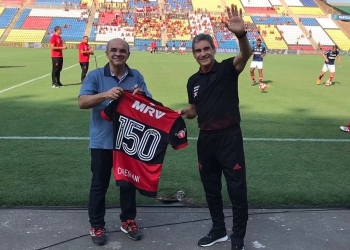 Fla faz homenagem a Carpegiani por marca histórica pelo clube