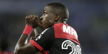 Vitória abre vagas, e Carpegiani avisa: Jonas é titular e Vinicius, "questão de tempo"