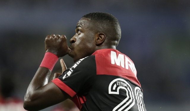 Vitória abre vagas, e Carpegiani avisa: Jonas é titular e Vinicius, "questão de tempo"