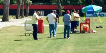 Sob olhares de Bandeira e Fred Luz, Flamengo treina após demissões