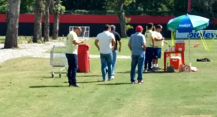 Sob olhares de Bandeira e Fred Luz, Flamengo treina após demissões