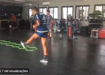 Em recuperação de cirurgia no joelho, Berrío trabalha com bola no Ninho