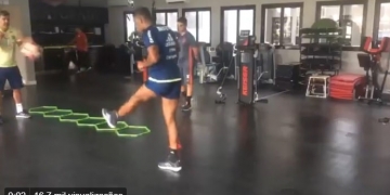 Em recuperação de cirurgia no joelho, Berrío trabalha com bola no Ninho