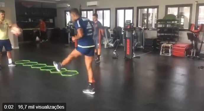 Em recuperação de cirurgia no joelho, Berrío trabalha com bola no Ninho