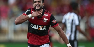 Teu passado te condena! Jejum, assistência inusitada e gols: Dourado nos Fla-Flus