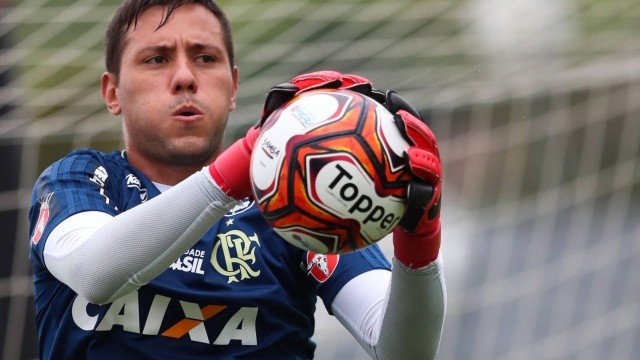 Diego Alves critica falta de objetividade do Fla, e projeta: ‘Quarta é outra competição’