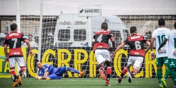 Diego Alves ameniza importância da sua defesa de pênalti em goleada do Flamengo