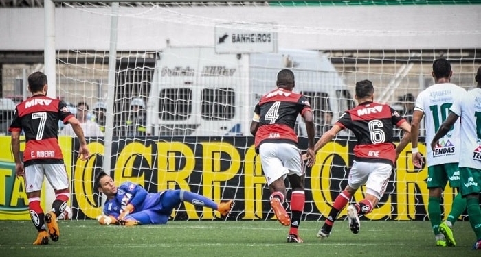 Diego Alves ameniza importância da sua defesa de pênalti em goleada do Flamengo