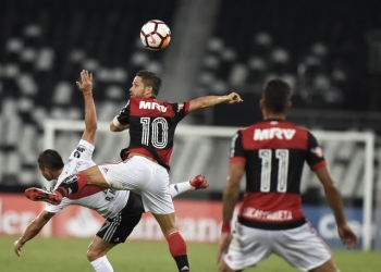 Diego critica arbitragem e elogia atuação do Fla: "No geral vejo pontos positivos"
