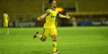 Com golaços de falta e reestreia de Julio Cesar, Fla vence o Boavista e segue líder