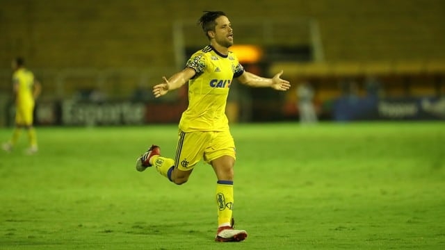 Com golaços de falta e reestreia de Julio Cesar, Fla vence o Boavista e segue líder