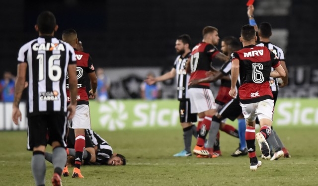 Botafogo entra com representação na Ferj contra arbitragem do clássico com o Fla