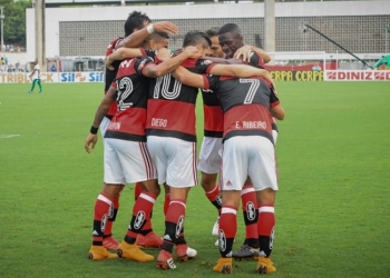 Zinho destaca jogador que deveria ser titular do Fla: "O momento é dele"