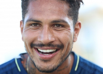 Paolo Guerrero volta a treinar com o elenco do Flamengo
