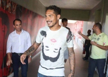 Livre para assinar pré-contrato, Guerrero discute renovação com o Fla