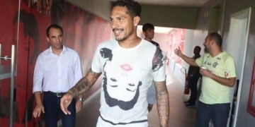Livre para assinar pré-contrato, Guerrero discute renovação com o Fla