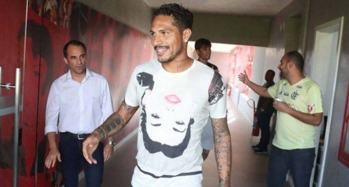 Livre para assinar pré-contrato, Guerrero discute renovação com o Fla
