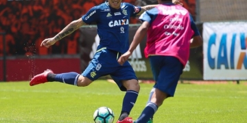 Fla reativa contrato de Guerrero e atacante volta aos treinos na próxima terça