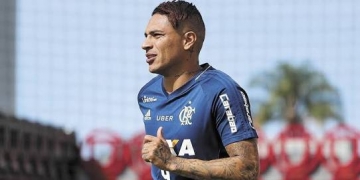 Abraçado por companheiros do Fla, Guerrero volta ao Ninho do Urubu