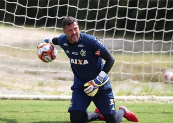 Perto da estreia, Julio Cesar elogia Vinicius a italianos e fala do retorno: "Vale a pena"