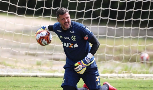 Perto da estreia, Julio Cesar elogia Vinicius a italianos e fala do retorno: "Vale a pena"