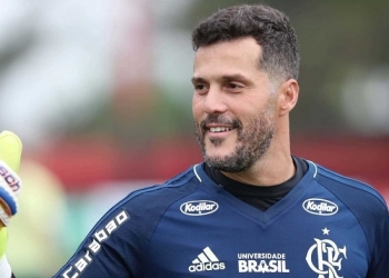 Flamengo avalia estender contrato de Julio Cesar até o meio do ano para despedida ideal