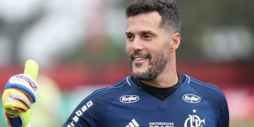 Flamengo avalia estender contrato de Julio Cesar até o meio do ano para despedida ideal