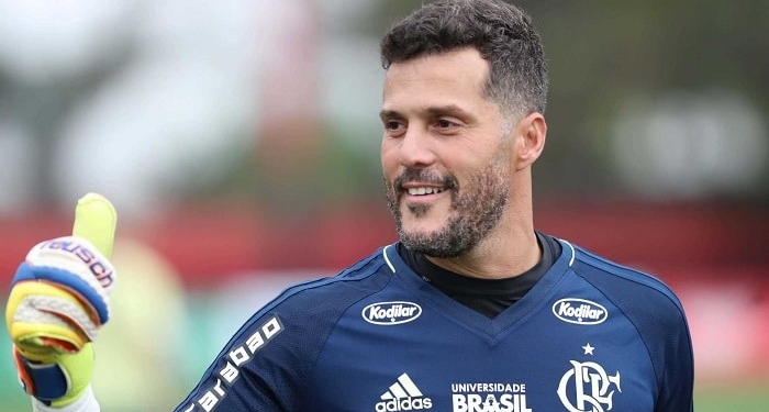 Flamengo avalia estender contrato de Julio Cesar até o meio do ano para despedida ideal