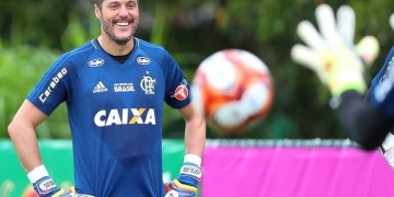 Julio Cesar nega que possa renovar com o Flamengo, mas não descarta jogo de despedida