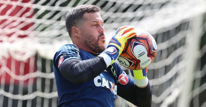 Time do Fla celebra estreia de Julio Cesar: 'Goleiro de Copa do Mundo'