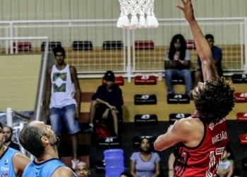 Neto vibra com vitória suada e comenta adaptação de Varejão: "Versátil"