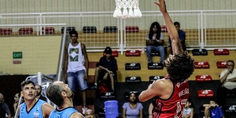 Neto vibra com vitória suada e comenta adaptação de Varejão: "Versátil"