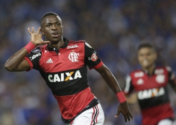 Fla sai atrás, mas Vinicius Jr entra, resolve com dois gols e garante primeira vitória