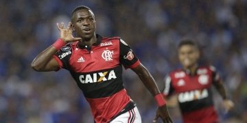 Fla sai atrás, mas Vinicius Jr entra, resolve com dois gols e garante primeira vitória
