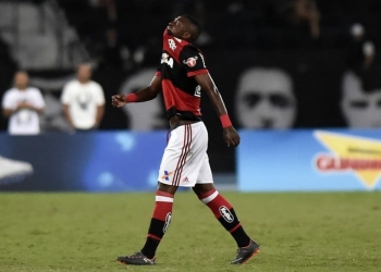 Reencontro de Vinicius Junior com Botafogo dura 10min e termina em xingamentos