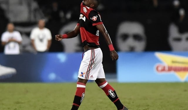 Reencontro de Vinicius Junior com Botafogo dura 10min e termina em xingamentos