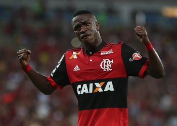 Flamengo conta com Vinicius Junior inspirado e vence Emelec de virada