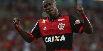 Flamengo conta com Vinicius Junior inspirado e vence Emelec de virada