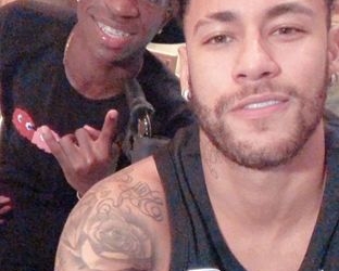 Neymar e Vinícius Júnior publicam foto de encontro e movimentam redes sociais