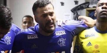 Júlio César chora na preleção em reestreia pelo Flamengo; veja vídeo