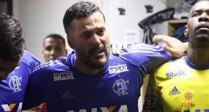 Júlio César chora na preleção em reestreia pelo Flamengo; veja vídeo