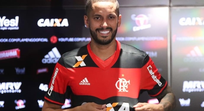 Rômulo integra 'terceiro time' do Flamengo e encaminha saída da Gávea
