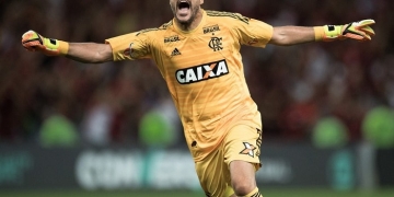 Ovacionado, Julio Cesar encerra a carreira e agradece: "Turbilhão de emoções"