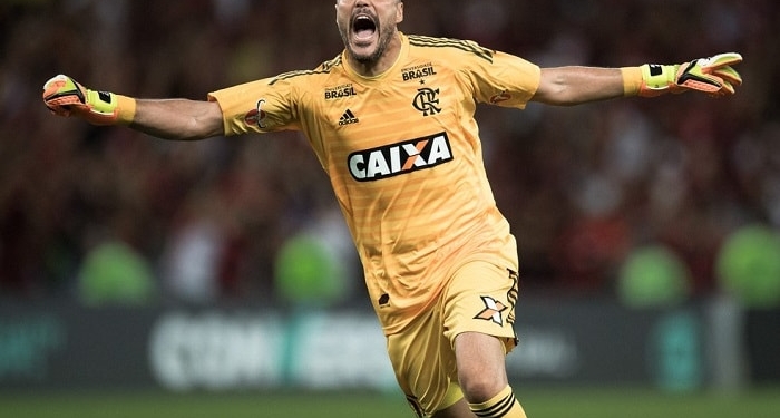 Ovacionado, Julio Cesar encerra a carreira e agradece: "Turbilhão de emoções"