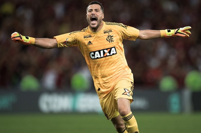 Ovacionado, Julio Cesar encerra a carreira e agradece: "Turbilhão de emoções"